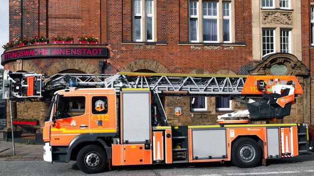 Brandweer bij brand in Hardenberg met afzetting en hulpdiensten in een woonwijk