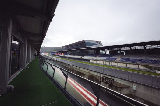 Formule 1 stand 2026 op scherm terwijl sportfans in Hardenberg een race-uitslag volgen