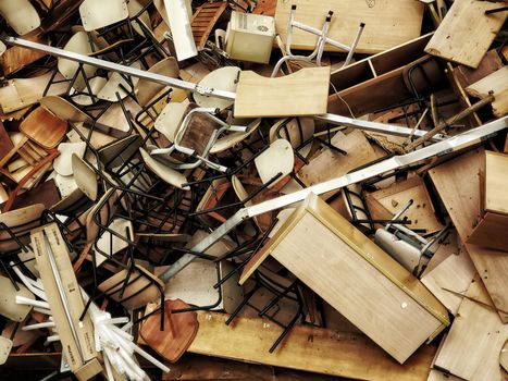 Opgestapelde meubels en hout voor grofvuil Hardenberg bij een woning in de gemeente