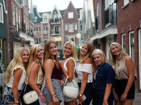 Kim Holland vermogen: zo schatten kenners haar inkomsten en zakelijke waarde