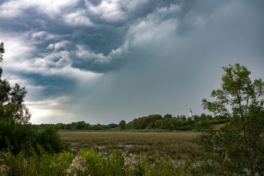 Noodweer boven Hardenberg met donkere wolken en natte straat in het centrum
