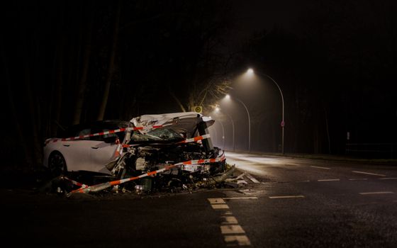 Hulpdiensten bij een ongeval in Hardenberg met ambulance, politie en afgezet verkeer op een kruising