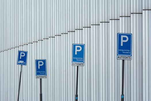Straat in centrum met auto's en parkeerplekken voor parkeervergunning Hardenberg
