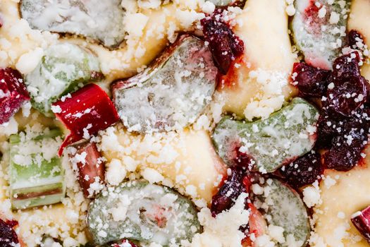 Warme rabarber crumble met krokante bovenlaag in een ovenschaal, geserveerd met vanille-ijs