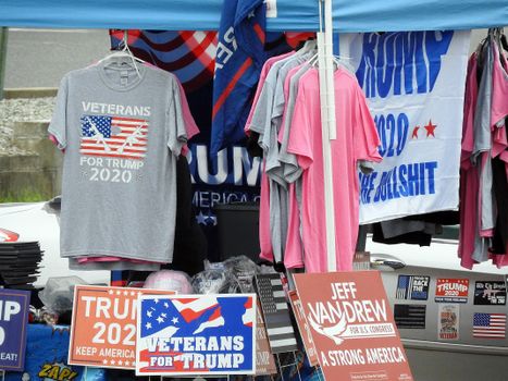 Trump nieuws op laptop en telefoon, met focus op internationale koppen voor lezers in Hardenberg