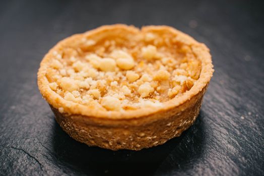 Verse appeltaart uit de airfryer op een houten tafel, aangesneden en geserveerd met koffie in Hardenbergse sfeer