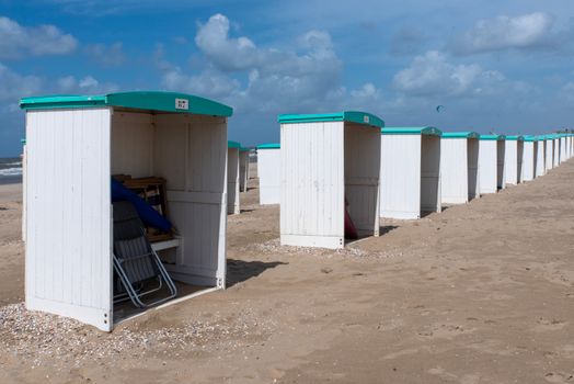 Bezoekers op een plein met borden en terrasjes bij evenementen Katwijk vandaag