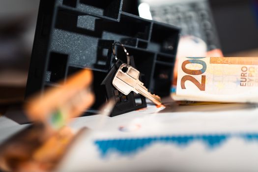 Huizenkoper in Hardenberg met rekenmachine en huissleutels bekijkt hypotheekrentes en maandlasten in 2026