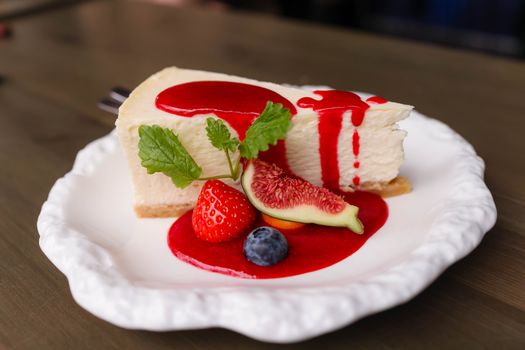Romige Jamie Oliver-stijl airfryer cheesecake met rood fruit op een serveerschaal