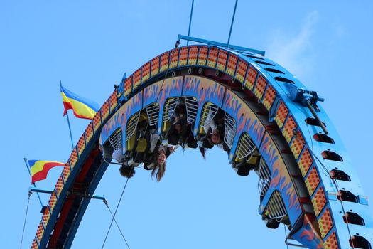 Kermis Hardenberg in het centrum met verlichte attracties en bezoekers op de Markt