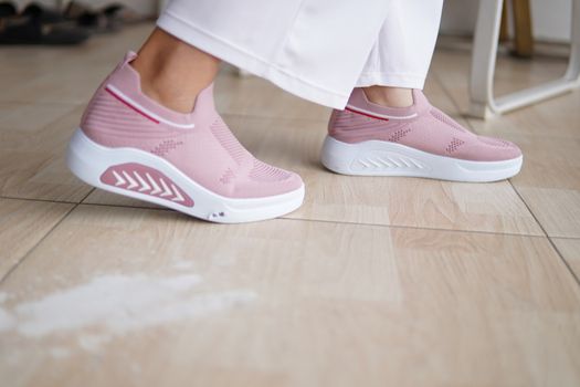 Dames bekijken trendy sneakers in zachte kleuren en retro stijlen in het centrum van Hardenberg