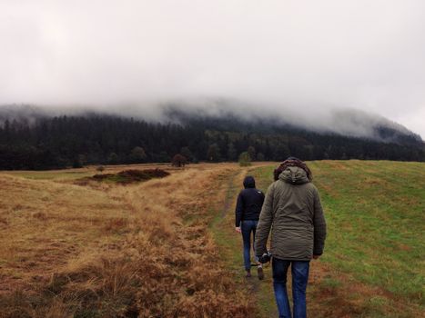 Donkere buienlucht boven Hardenberg: daar gaan ze weer met regen en wind in het Vechtdal