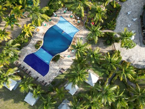 Stel uit Hardenberg boekt last minute all inclusive zonvakantie op laptop met koffers klaar
