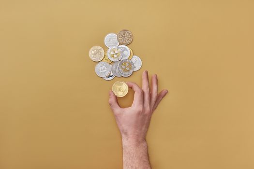Man bekijkt koersgrafieken en berekent hoeveel belasting over crypto in 2026 betaald moet worden in box 3