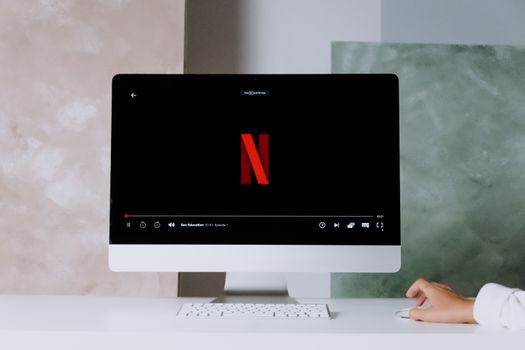 Laptop met Netflix-scherm en afstandsbediening als illustratie bij nieuws over Netflix gedagvaard in Nederland