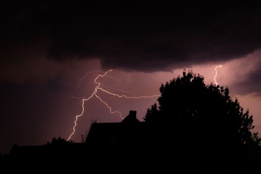 Donkere wolken boven Hardenberg tijdens onweersbuien met bliksem en regen