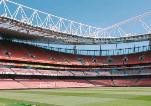 Stand premier league op smartphone met ranglijst, punten en doelsaldo