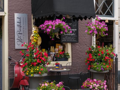 Overzicht van Tuinland Hardenberg met planten, woondecoratie en seizoensartikelen