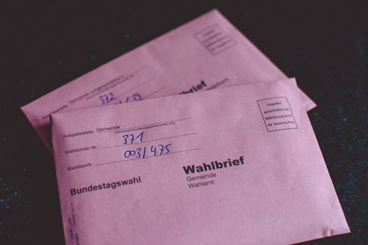Scherm met uitslagen verkiezingen Hardenberg en stemverdeling per kern
