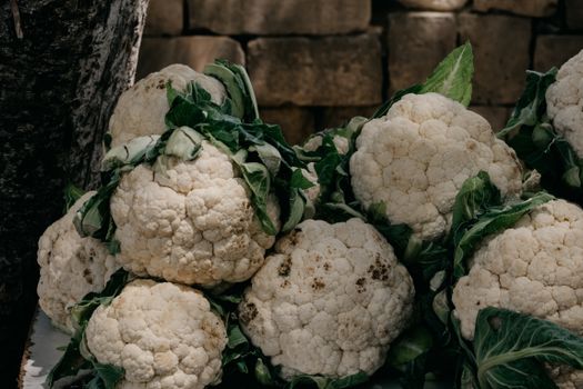 Krokante bloemkool uit de airfryer op een serveerschaal in een thuiskeuken in Hardenberg