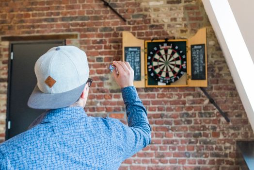 Darts live op tv in een sportcafé in Hardenberg met supporters rond het scherm