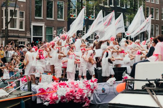 Festivalpubliek bij zonsondergang met aandacht voor festivals in Nederland en uitjes rond Hardenberg in 2027
