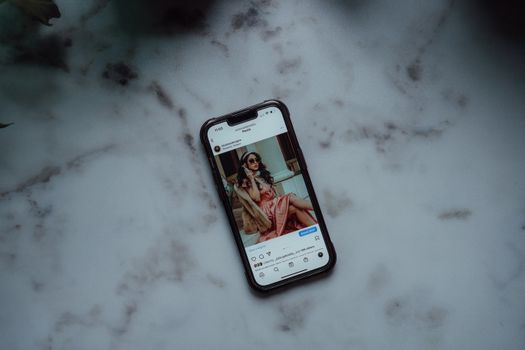 Smartphone met Instagram-feed naast nieuwswebsites als symbool voor online aandacht rond een misdrijf