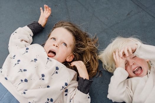 Joke Bruijs tijdens een openbaar optreden, passend bij een artikel over haar kinderen, gezin en liefdesleven