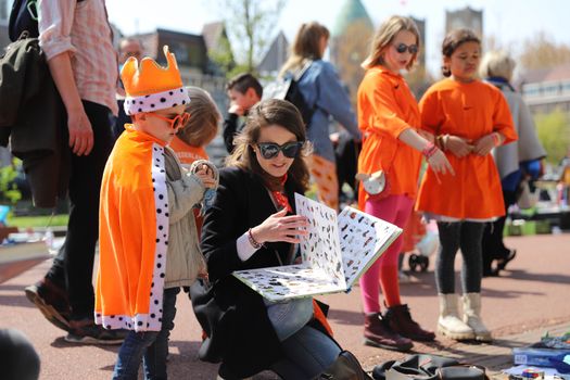 Drukke Koningsdag in het centrum van Hardenberg met oranje versiering, terrassen en live muziek