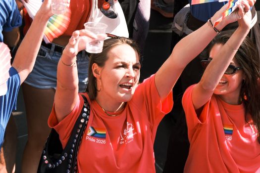 Bezoekers in oranje kleding op een druk en feestelijk plein tijdens Koningsdag Festival 2026 in Hardenberg