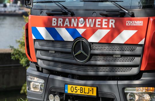 Smartphone met nu het laatste nieuws het eerst op nu nl en een lokale nieuwssetting in Hardenberg