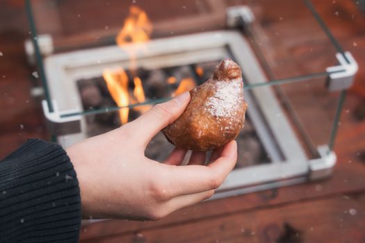 Warme oliebollen in een airfryer mandje, klaar om geserveerd te worden