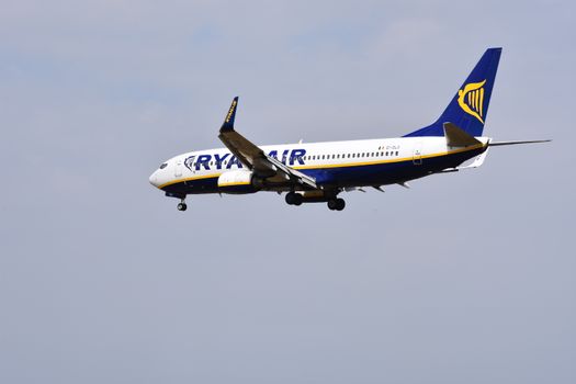 Ryanair-vliegtuig op regionaal vliegveld met reizigers uit Oost-Nederland en handbagage