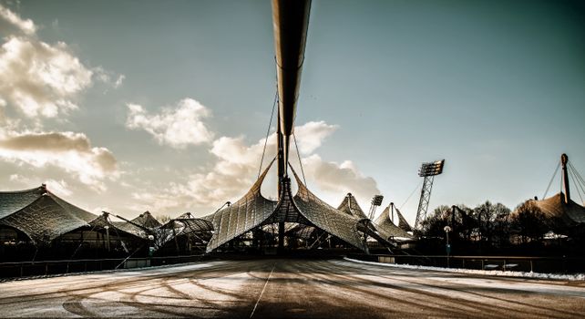 Skeleton olympische spelen 2026: atleet in ligslee op ijzige baan tijdens een snelle afdaling