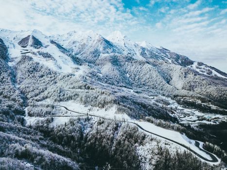 Snowboarder in slopestylefinale bij de Olympische Winterspelen 2026 op rails en schansen