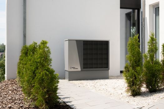 Huiseigenaar in Hardenberg bekijkt subsidie warmtepomp 2026 bij een moderne woning met buitenunit