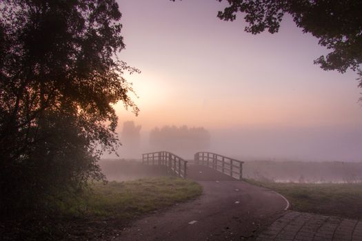 Centrum Hardenberg met bewolkte lucht en fietsers, passend bij het weer in Hardenberg morgen